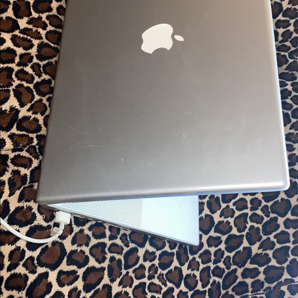 MacBook Pro 15 inch Core Duo Silver - Picture 9 of 12